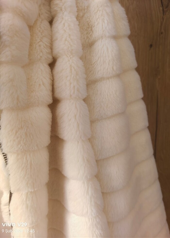 Krem kapüşonlu peluş mont - Görsel 4