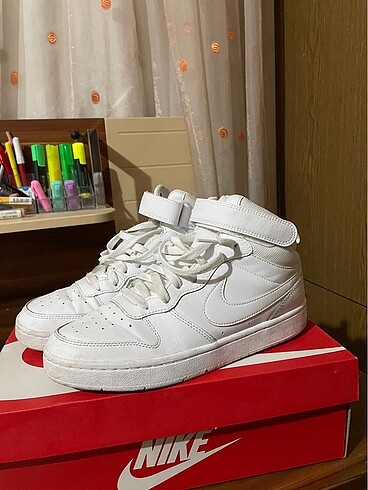 Az giyilmiş orijinal Nike ayakkabı