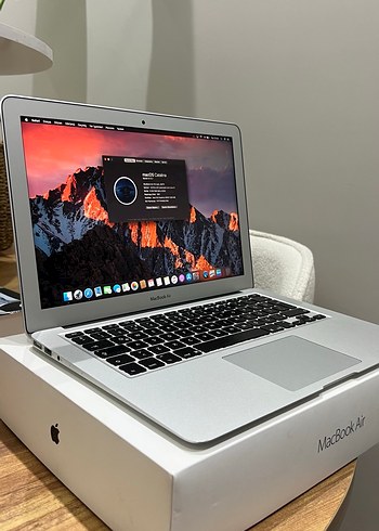 Beyaz MacBook Air Dizüstü Bilgisayar - Görsel 3