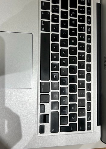 Beyaz MacBook Air Dizüstü Bilgisayar - Görsel 5