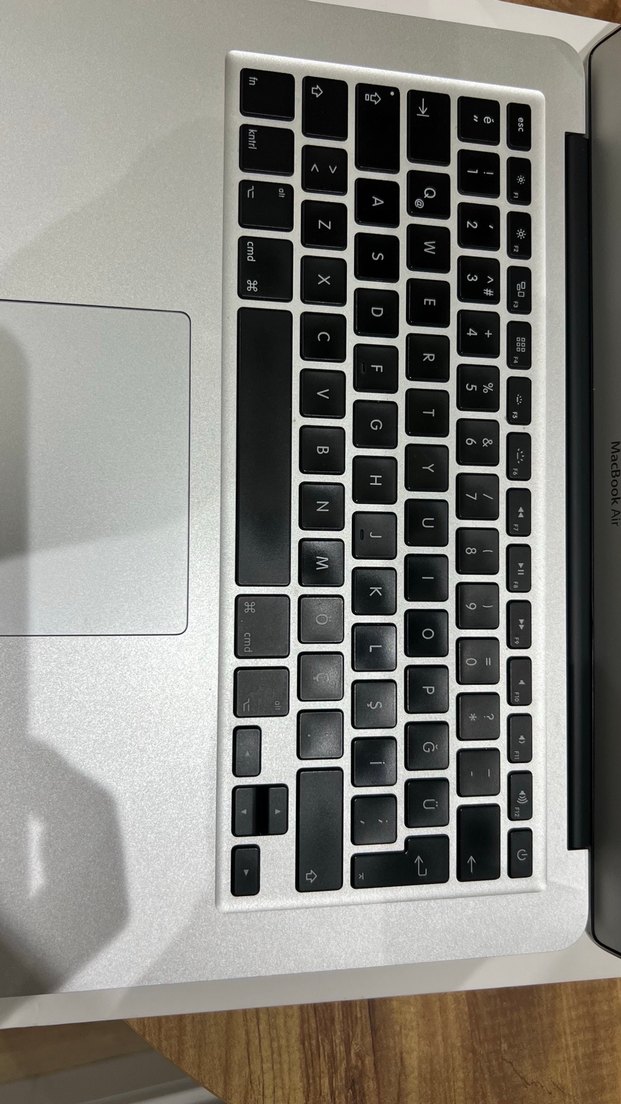 Beyaz MacBook Air Dizüstü Bilgisayar - Görsel 5