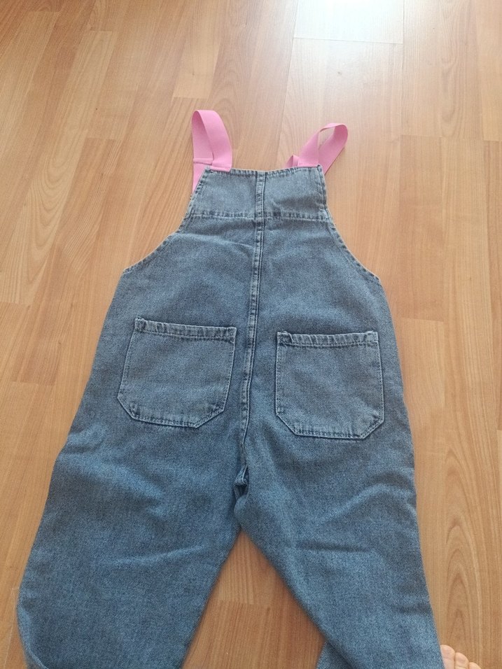 Kızlar için renkli nakışlı pembe askılı kot tulum - Görsel 4