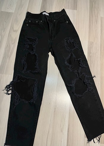 Siyah Yırtık Detaylı Kot Pantolon