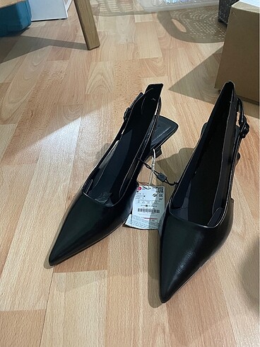 37 Beden siyah Renk Stradivarius Sivri Burun İnce Topuk Ayakkabı