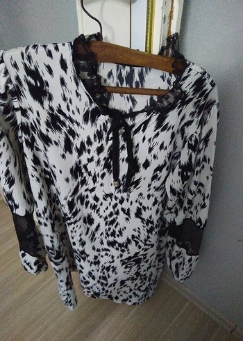 Uzun Kollu, V Yakalı Zebra Desenli Bluz - Görsel 3