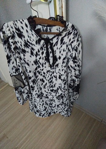 Uzun Kollu, V Yakalı Zebra Desenli Bluz - Görsel 4