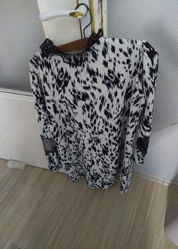 Uzun Kollu, V Yakalı Zebra Desenli Bluz - Görsel 2