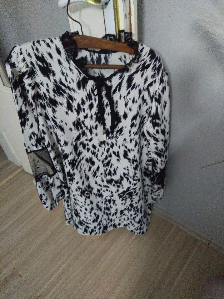 Uzun Kollu, V Yakalı Zebra Desenli Bluz - Görsel 4