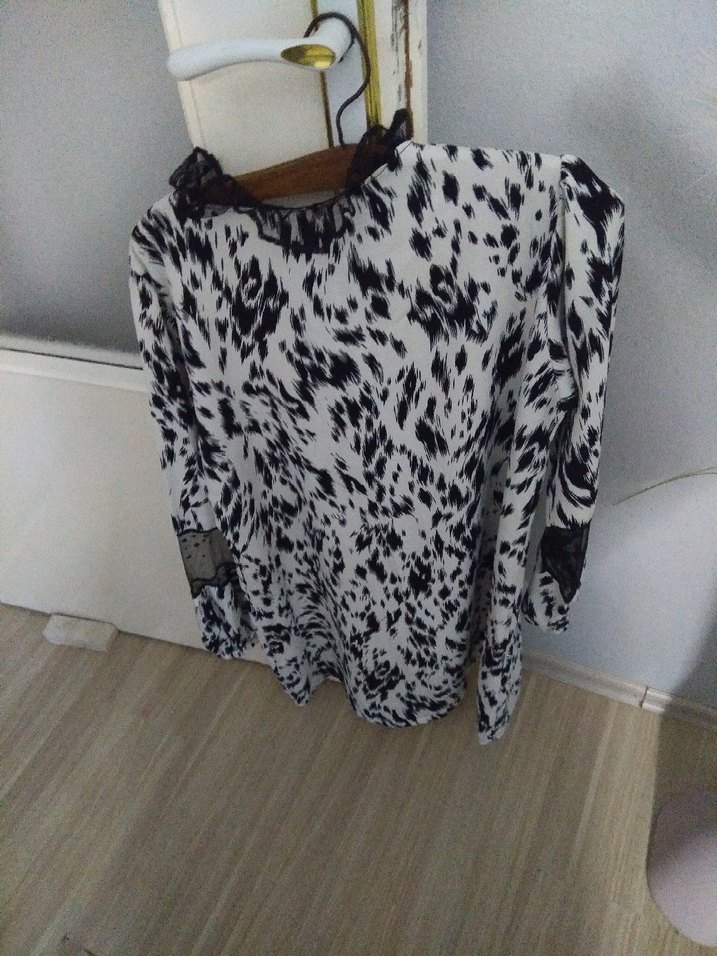 Uzun Kollu, V Yakalı Zebra Desenli Bluz - Görsel 2