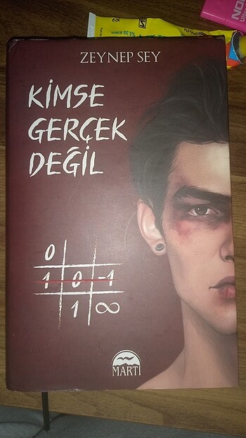 Kimse gerçek değil Ciltli