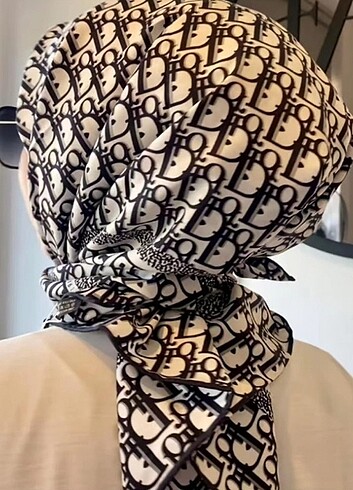Dior yazılı eşarp