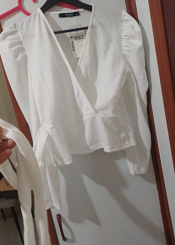 Beyaz V Yaka Kemerli Kadın Bluz - Görsel 3