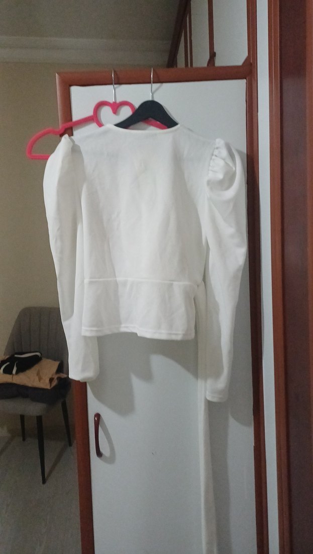 Beyaz V Yaka Kemerli Kadın Bluz - Görsel 4