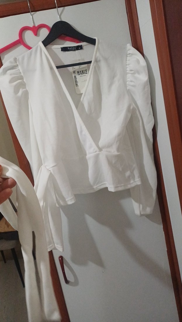 Beyaz V Yaka Kemerli Kadın Bluz - Görsel 3