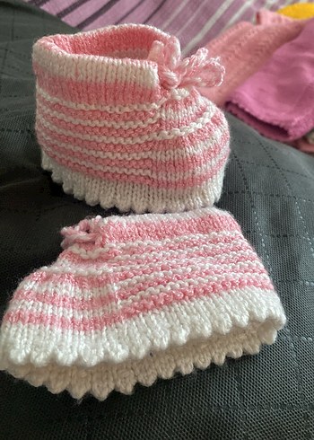 Beyaz Nakışlı Örgü Kız Bebek Patik yelek - Görsel 2