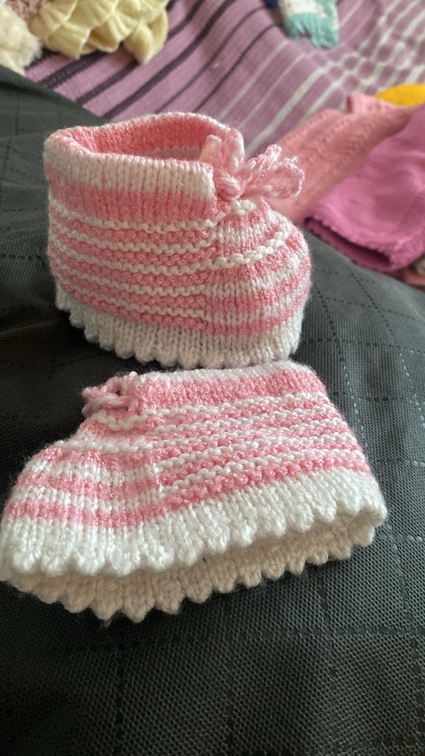 Beyaz Nakışlı Örgü Kız Bebek Patik yelek - Görsel 2