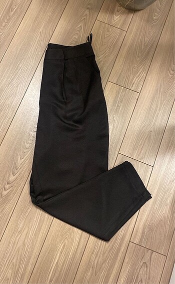 42 Beden siyah Renk Yeni sezon pantolon 42 beden Zara model