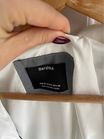 m Beden beyaz Renk Bershka karanlıkta parlayan ceket