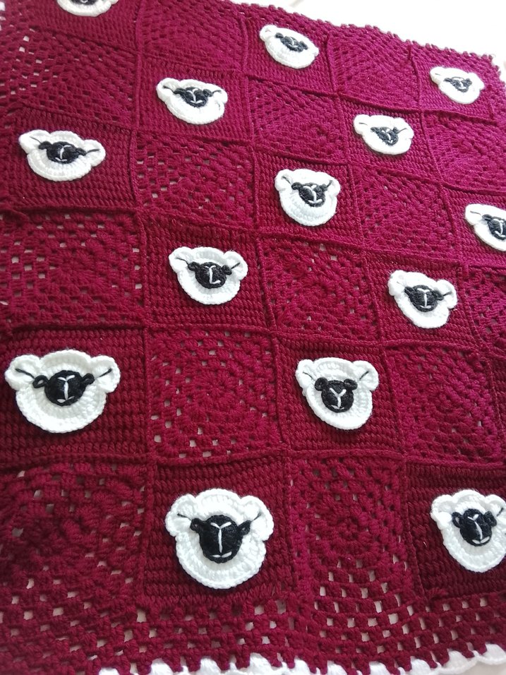 Bordo Nakışlı Örgü Bebek Battaniyesi - Görsel 2