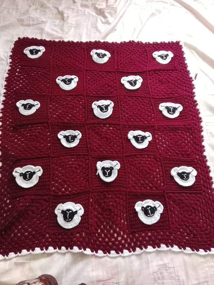 Bordo Nakışlı Örgü Bebek Battaniyesi - Görsel 3