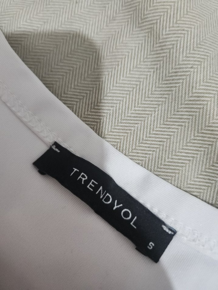 Beyaz Kısa Kollu Crop Top - Görsel 3