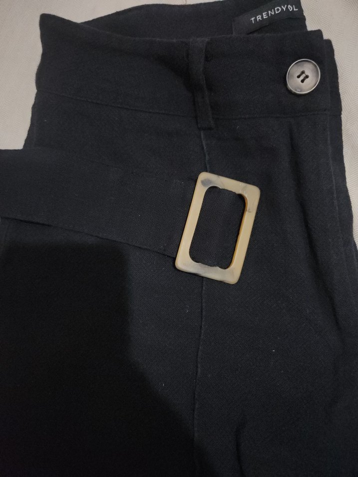 Düğmeli Siyah Keten Mini Şort - Görsel 3