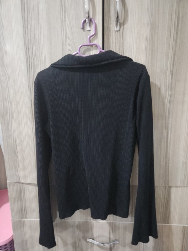 Düğmeli Siyah V Yaka Kadın - Görsel 2