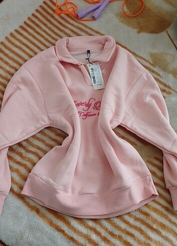 Etiketli pembe sweatshirt 