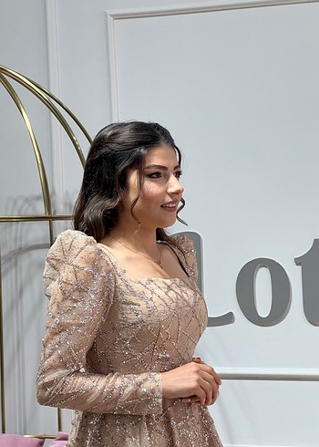 Payet Detaylı Uzun Bej Nişan Elbisesi