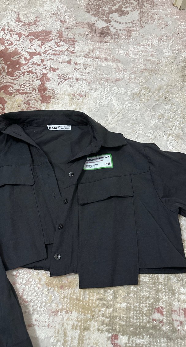 Siyah Düğmeli Kısa Kesim Kadın Gömlek - Görsel 2