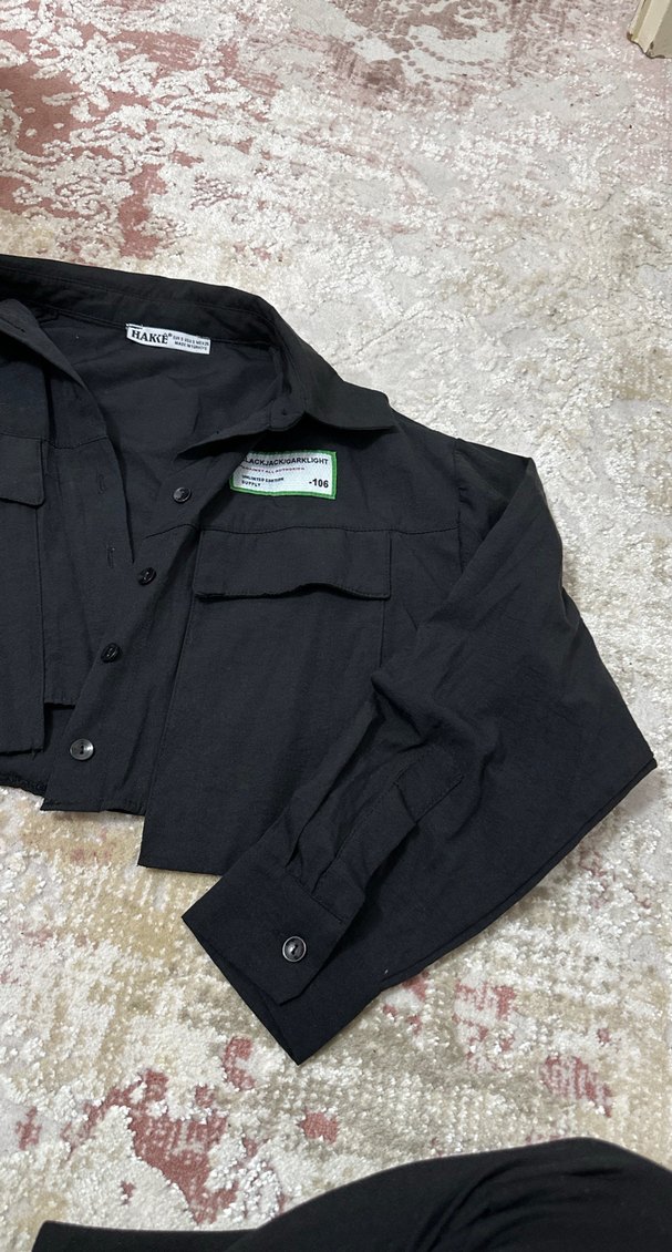 Siyah Düğmeli Kısa Kesim Kadın Gömlek - Görsel 3