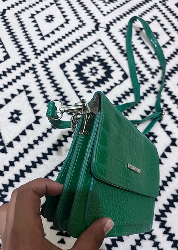 Zara Zincir Detaylı Yeşil Deri Yılan Desenli Çanta