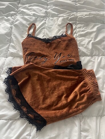 İki pijama takım