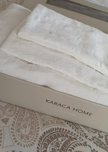 Beyaz Nakışlı Karaca Yatak Örtüsü (Kullanılmamış)