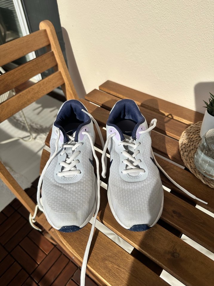 Beyaz Gri Spor Ayakkabı Velcro Detaylı Nike kız çocuk ayakkabı - Görsel 2