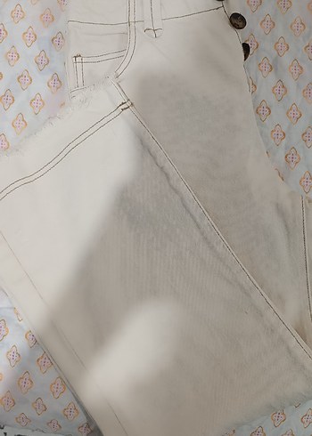 Bershka Düğmeli Beyaz Nakışlı Midi Kadın Kot Pantolon
