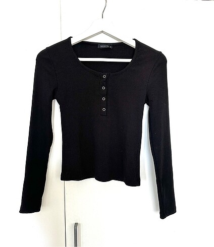 Trendyol- Siyah Yakası Çıtçıtlı Örme Bluz