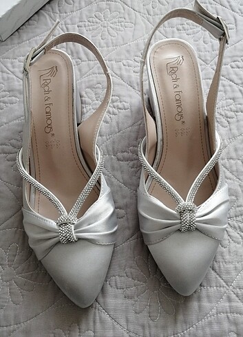 37 Beden beyaz Renk 37 numara saten gümüş gri yeni alınmış ayakkabı 