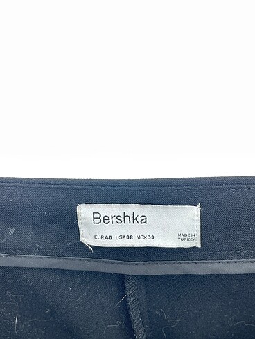 40 Beden siyah Renk Bershka Düz Kesim %70 İndirimli.