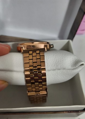 Klasik Altın Renkli Kadın Saat - Görsel 4