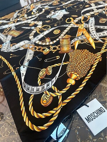 Beden Orjinal moschino eşarp scarf