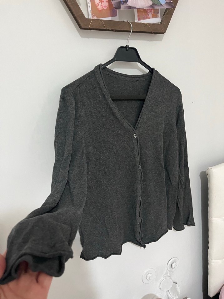 Gri V Yaka Düğmeli Kadın Hırka - Görsel 3