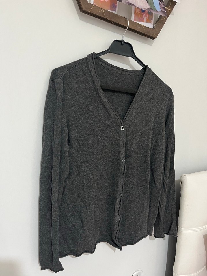 Gri V Yaka Düğmeli Kadın Hırka - Görsel 2