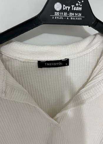 Beyaz V Yaka Kısa Kollu Crop Top - Görsel 3