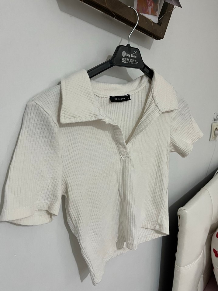 Beyaz V Yaka Kısa Kollu Crop Top - Görsel 2