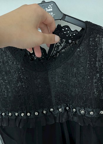 Siyah Dantel Fırfırlı V Yaka Kolsuz Bluz - Görsel 3