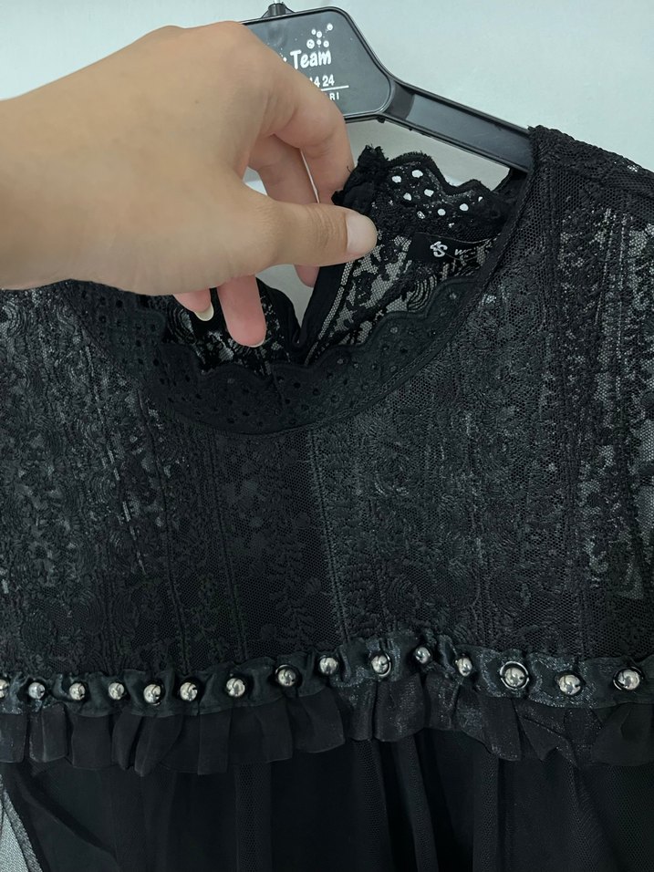 Siyah Dantel Fırfırlı V Yaka Kolsuz Bluz - Görsel 3