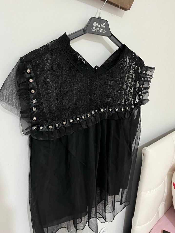 Siyah Dantel Fırfırlı V Yaka Kolsuz Bluz - Görsel 2