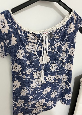 Dantel Detaylı Lacivert Çiçekli Kısa Bluz - Görsel 2