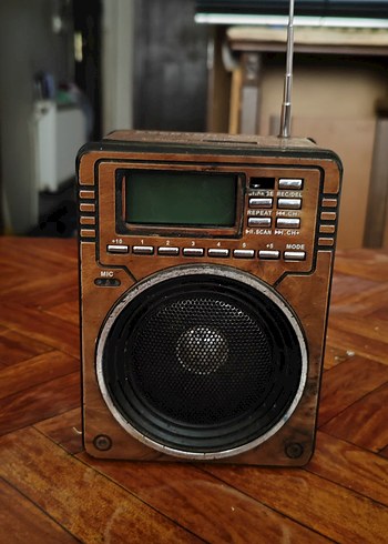Kahverengi Renkli Taşınabilir Müzik Sistemi